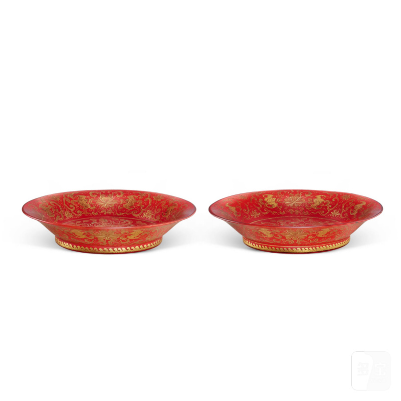 A pair of gilt-decorated cinnabar lacquered 'phoenix and peony' dishes, Mark and period of Qianlong | 清乾隆 朱漆描金鳳穿牡丹紋盤一對 《大清乾隆年製》款 - 图2